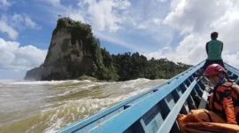 Operasi pencarian balita hilang terseret ombak di Muara Simatalu Mentawai. (Foto: Ist)