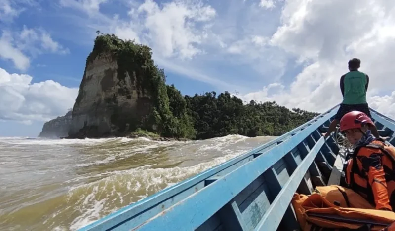Operasi pencarian balita hilang terseret ombak di Muara Simatalu Mentawai. (Foto: Ist)