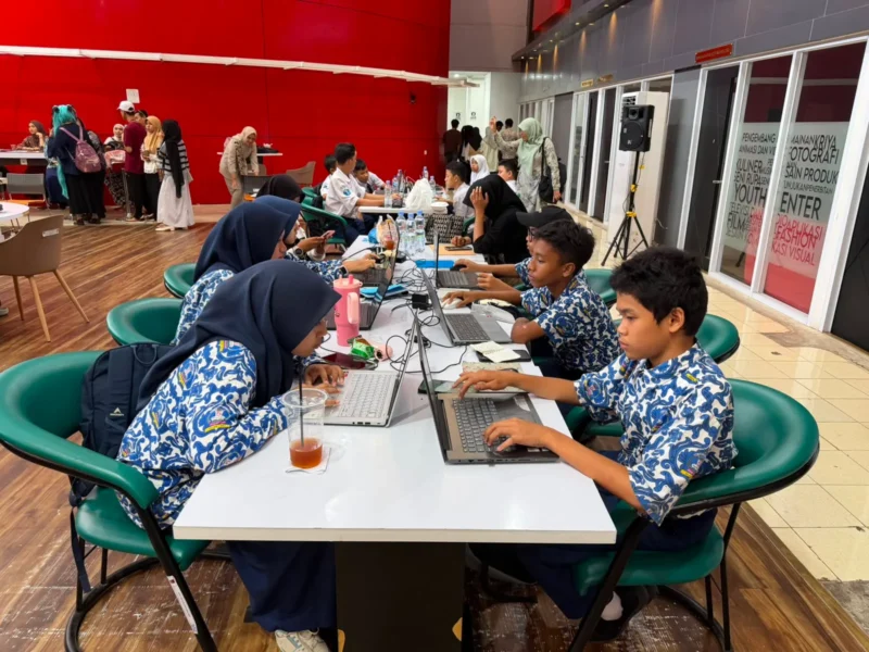 Para peserta menunjukkan kreativitas dan kemampuan di bidang animasi serta pengembangan gim PIAGEX 2026, Minggu (26/7/2026). (Foto: Pemko Padang)