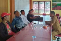 Camat IV Nagari Bayang Utara, Afrial (kanan) saat menerima kunjungan PMI Pessel pekan lalu. (Foto: Dok. Kecamatan)