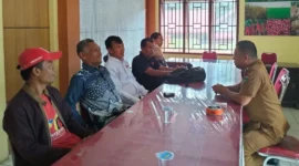 Camat IV Nagari Bayang Utara, Afrial (kanan) saat menerima kunjungan PMI Pessel pekan lalu. (Foto: Dok. Kecamatan)