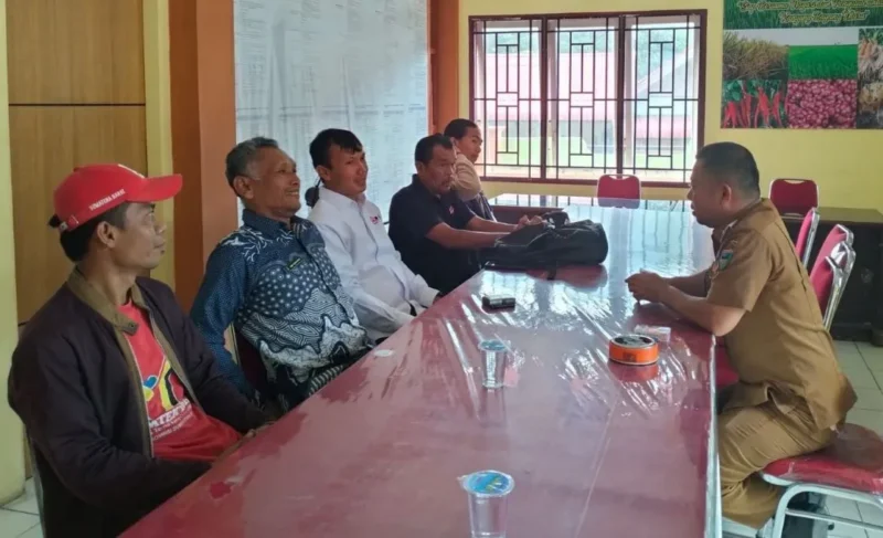 Camat IV Nagari Bayang Utara, Afrial (kanan) saat menerima kunjungan PMI Pessel pekan lalu. (Foto: Dok. Kecamatan)