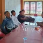 Camat IV Nagari Bayang Utara, Afrial (kanan) saat menerima kunjungan PMI Pessel pekan lalu. (Foto: Dok. Kecamatan)