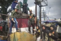 PPM Kecamatan Lubuk Kilangan bersama Paparatih Bandar Buat gotong royong mengecat ulang Monumen Tugu Panyarangan di kawasan Pasar Bandar Buat, Minggu (5/7/2026). (Foto: Ist)