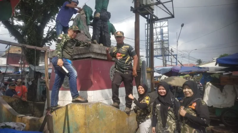 PPM Kecamatan Lubuk Kilangan bersama Paparatih Bandar Buat gotong royong mengecat ulang Monumen Tugu Panyarangan di kawasan Pasar Bandar Buat, Minggu (5/7/2026). (Foto: Ist)