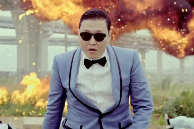 PSY mencetak sejarah setelah Gangnam Style menjadi video musik artis Asia pertama yang menembus 6 miliar penayangan di YouTube.(Foto: SOOMPI)