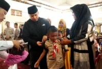 Wali Kota Padang Panjang Hendri Arnis menyerahkan paket seragam sekolah gratis secara simbolis kepada siswa di Masjid Manarul 'Ilmi Islamic Centre, Rabu (22/7/2026). (Foto: Diskominfo Padang Panjang)