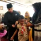 Wali Kota Padang Panjang Hendri Arnis menyerahkan paket seragam sekolah gratis secara simbolis kepada siswa di Masjid Manarul 'Ilmi Islamic Centre, Rabu (22/7/2026). (Foto: Diskominfo Padang Panjang)