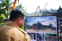 Wakil Bupati Tanah Datar Ahmad Fadly meninjau pameran foto bertajuk Prahara Pulau Emas di Istano Basa Pagaruyuang, Batusangkar. (Foto: Diskominfo Tanah Datar)
