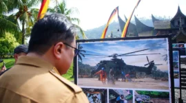 Wakil Bupati Tanah Datar Ahmad Fadly meninjau pameran foto bertajuk Prahara Pulau Emas di Istano Basa Pagaruyuang, Batusangkar. (Foto: Diskominfo Tanah Datar)