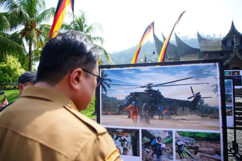 Wakil Bupati Tanah Datar Ahmad Fadly meninjau pameran foto bertajuk Prahara Pulau Emas di Istano Basa Pagaruyuang, Batusangkar. (Foto: Diskominfo Tanah Datar)