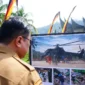 Wakil Bupati Tanah Datar Ahmad Fadly meninjau pameran foto bertajuk Prahara Pulau Emas di Istano Basa Pagaruyuang, Batusangkar. (Foto: Diskominfo Tanah Datar)