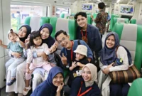 Para penumpang menikmati perjalanan kereta api. (Foto: KAI Divre II Sumbar)