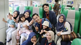 Para penumpang menikmati perjalanan kereta api. (Foto: KAI Divre II Sumbar)