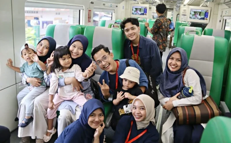 Para penumpang menikmati perjalanan kereta api. (Foto: KAI Divre II Sumbar)