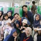 Para penumpang menikmati perjalanan kereta api. (Foto: KAI Divre II Sumbar)