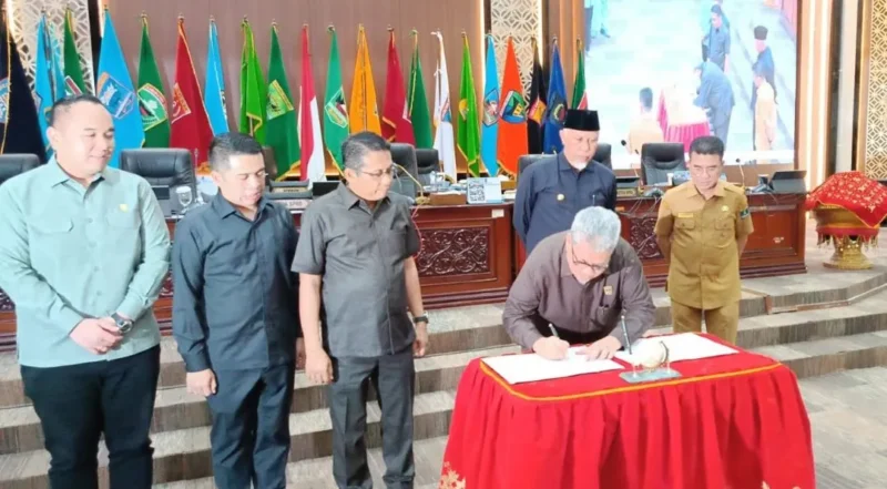 DPRD Sumbar menyetujui Ranperda tentang Pertanggungjawaban Pelaksanaan APBD 2025 dalam Rapat Paripurna, Senin (20/7/2026).
