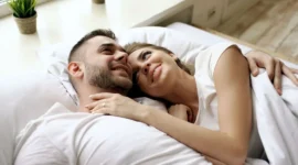 Ilustrasi pasangan menikmati momen kebersamaan di tempat tidur. (Foto: Pexels)