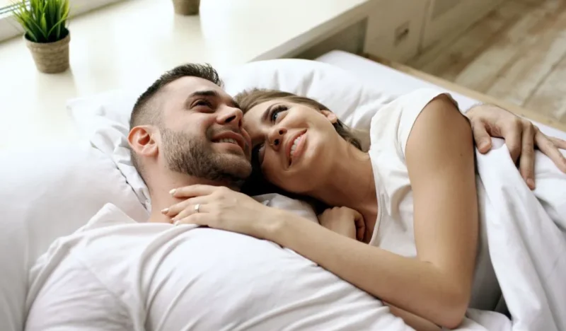 Ilustrasi pasangan menikmati momen kebersamaan di tempat tidur. (Foto: Pexels)