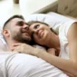Ilustrasi pasangan menikmati momen kebersamaan di tempat tidur. (Foto: Pexels)