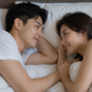 Ilustrasi pasangan di tempat tidur. (Foto: AI Generate)