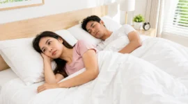 Ilustrasi pasangan di tempat tidur. (Foto: AI Generate)