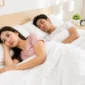 Ilustrasi pasangan di tempat tidur. (Foto: AI Generate)