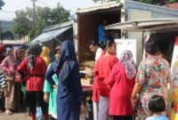 Sejumlah warga memadati Pasar Murah di Halaman Masjid Raya Ganting untuk berbelanja kebutuhan pokok, Rabu (22/7/2026). (Foto: Pemko Padang)