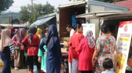 Sejumlah warga memadati Pasar Murah di Halaman Masjid Raya Ganting untuk berbelanja kebutuhan pokok, Rabu (22/7/2026). (Foto: Pemko Padang)