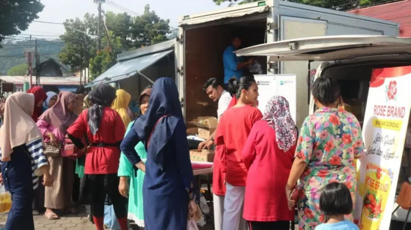 Sejumlah warga memadati Pasar Murah di Halaman Masjid Raya Ganting untuk berbelanja kebutuhan pokok, Rabu (22/7/2026). (Foto: Pemko Padang)
