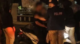 Petugas Satpol PP Padang menjaring perempuan yang masih berada di ruang publik hingga menjelang subuh. (Foto: Humas Satpol PP Padang)