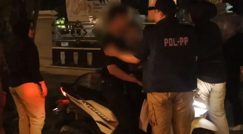 Petugas Satpol PP Padang menjaring perempuan yang masih berada di ruang publik hingga menjelang subuh. (Foto: Humas Satpol PP Padang)
