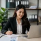Ilustrasi seorang karyawan sedang bekerja di kantor. (Foto: AI Generate)
