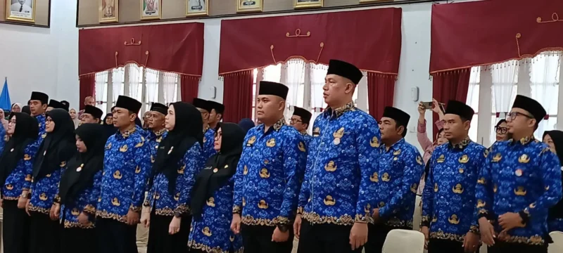 Pemprov Sumbar menggelar pelantikan puluhan pejabat administrator (Eselon III) dan pejabat pengawas (Eselon IV) di Auditorium Gubernuran, Kamis (2/7/2026). 