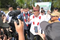 Gubernur Mahyeldi dan Menteri LH Moh Jumhur Hidayat meluncurkan Gerakan Tobat Ekologis di Politeknik Pelayaran Sumbar, Kabupaten Padang Pariaman, Selasa (14/7/2026). (Foto: ADPSB)