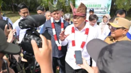 Gubernur Mahyeldi dan Menteri LH Moh Jumhur Hidayat meluncurkan Gerakan Tobat Ekologis di Politeknik Pelayaran Sumbar, Kabupaten Padang Pariaman, Selasa (14/7/2026). (Foto: ADPSB)