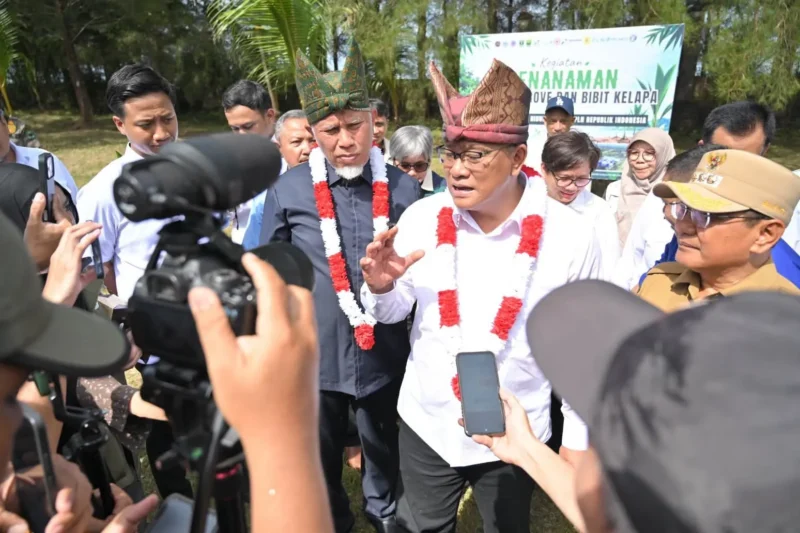 Gubernur Mahyeldi dan Menteri LH Moh Jumhur Hidayat meluncurkan Gerakan Tobat Ekologis di Politeknik Pelayaran Sumbar, Kabupaten Padang Pariaman, Selasa (14/7/2026). (Foto: ADPSB)