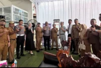Kepala Samsat Painan, Daryulisman (tengah) foto bersama saat peluncuran di Kambang. (Foto: Dok. Gus)