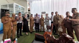Kepala Samsat Painan, Daryulisman (tengah) foto bersama saat peluncuran di Kambang. (Foto: Dok. Gus)