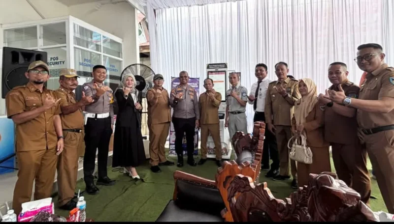 Kepala Samsat Painan, Daryulisman (tengah) foto bersama saat peluncuran di Kambang. (Foto: Dok. Gus)