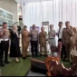 Kepala Samsat Painan, Daryulisman (tengah) foto bersama saat peluncuran di Kambang. (Foto: Dok. Gus)