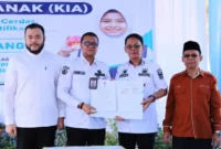 Wali Kota Padang Fadly Amran meluncurkan layanan jemput bola pembuatan KIA di Lapangan Olahraga SMPN 28 Padang. (Foto: Pemko Padang)