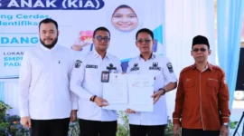 Wali Kota Padang Fadly Amran meluncurkan layanan jemput bola pembuatan KIA di Lapangan Olahraga SMPN 28 Padang. (Foto: Pemko Padang)