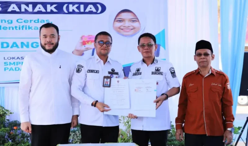 Wali Kota Padang Fadly Amran meluncurkan layanan jemput bola pembuatan KIA di Lapangan Olahraga SMPN 28 Padang. (Foto: Pemko Padang)
