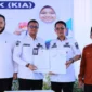 Wali Kota Padang Fadly Amran meluncurkan layanan jemput bola pembuatan KIA di Lapangan Olahraga SMPN 28 Padang. (Foto: Pemko Padang)