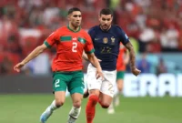 Pemain Maroko Achraf Hakimi dibayangi oleh pemain Prancis Theo Hernandez pada pertandingan semifinal Piala Dunia Qatar 2022. (Foto: FIFA.com)