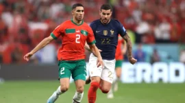 Pemain Maroko Achraf Hakimi dibayangi oleh pemain Prancis Theo Hernandez pada pertandingan semifinal Piala Dunia Qatar 2022. (Foto: FIFA.com)