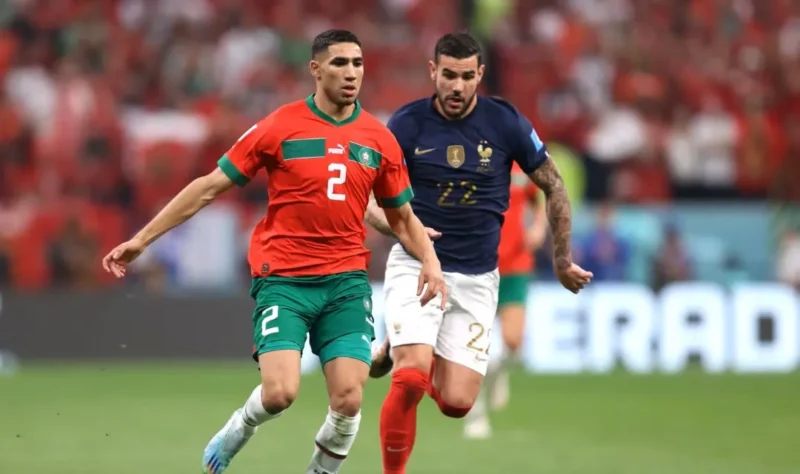Pemain Maroko Achraf Hakimi dibayangi oleh pemain Prancis Theo Hernandez pada pertandingan semifinal Piala Dunia Qatar 2022. (Foto: FIFA.com)