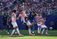 Pemain Prancis Kylian Mbappe berebut bola dengan pemain Paraguay dalam pertandingan babak 16 besar Piala Dunia 2026. (Foto: FIFA.com)