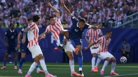 Pemain Prancis Kylian Mbappe berebut bola dengan pemain Paraguay dalam pertandingan babak 16 besar Piala Dunia 2026. (Foto: FIFA.com)